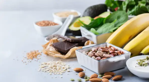Bönor, mandlar, bananer, avokado, spenat och mörk choklad – bra källor till magnesium för gravida.