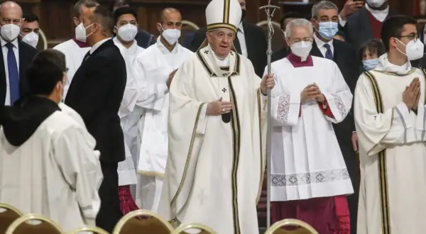 Papież Franciszek w białej szacie z krzyżem, otoczony przez duchownych w strojach liturgicznych. Obraz upamiętnia imieniny Franciszka.