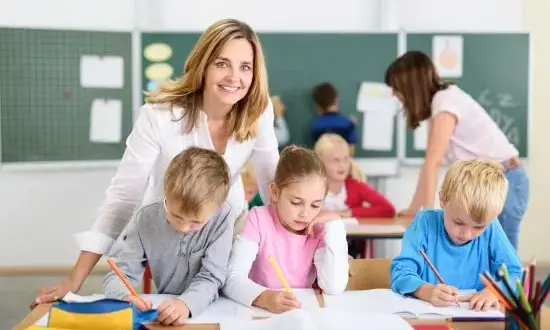 Czy pracownik niepedagogiczny może opiekować się uczniem w szkole?