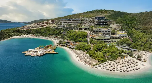 Luksusowy kurort nad turkusowym morzem, z plażą, pomostem i hotelami na zboczu wzgórza. Jedno z najlepszych miejsc na świecie.