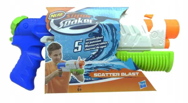 Pistolet na wodę Nerf Super Soaker Scatter Blast, gotowy do wodnej bitwy. Kolorowy, z niebieskim uchwytem i zielonym zbiornikiem.