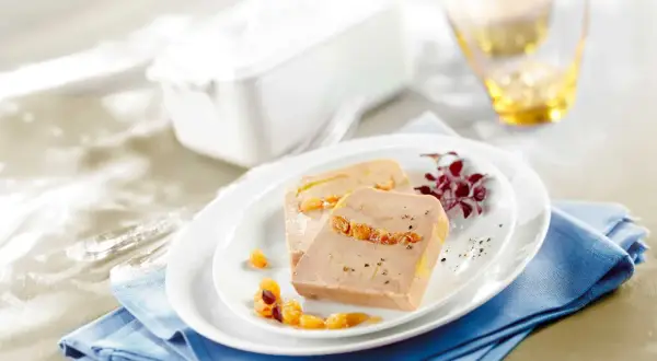 Délicieux pâté au foie gras de canard, garni de fruits secs, prêt à être dégusté. Une recette raffinée pour les fêtes.