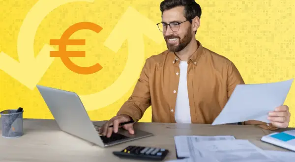 Mann am Schreibtisch mit Laptop und Papieren, Euro-Symbol und Pfeile im Hintergrund. Erklärt, was ist ein Verrechnungskonto.