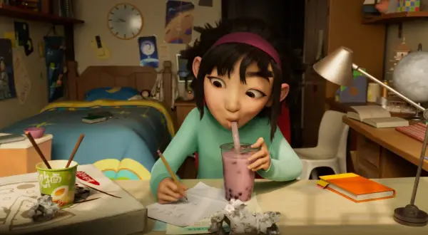 Dziewczynka pije bubble tea, siedząc przy biurku. Może to scena z bajek dla 4 latka na Netflixie.