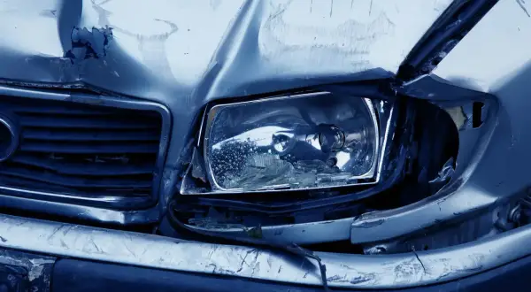 En frontkrock har lämnat bilen med en krossad strålkastare och bucklig motorhuv. En påminnelse om culpa regeln.