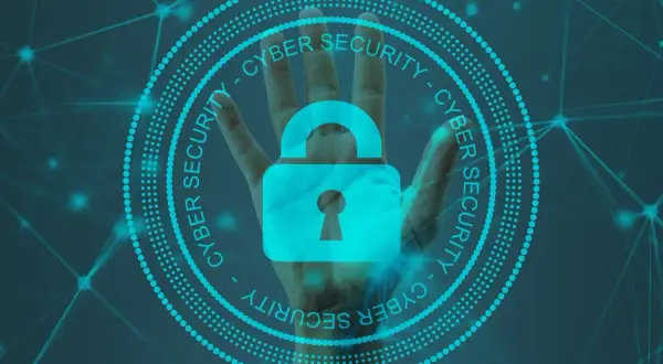 Dłoń z symbolem kłódki, otoczona kręgiem z napisem "CYBER SECURITY". To symbol ochrony danych i prywatności w erze cyfrowej, gdzie edr odgrywa kluczową rolę.