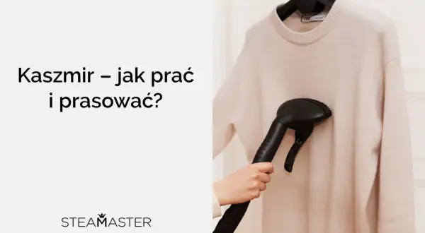 Delikatny kaszmir – jak prać i prasować? Para z parownicy Steamaster odświeża beżowy sweter.