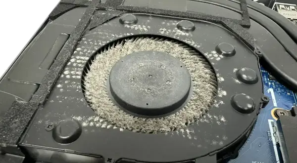 Laptop parzy, auto się grzeje? Ile kosztuje czyszczenie chłodzenia?