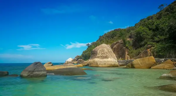 Turkusowa woda i ogromne głazy na plaży. Idealne miejsce, by zobaczyć piękno Koh Samui.