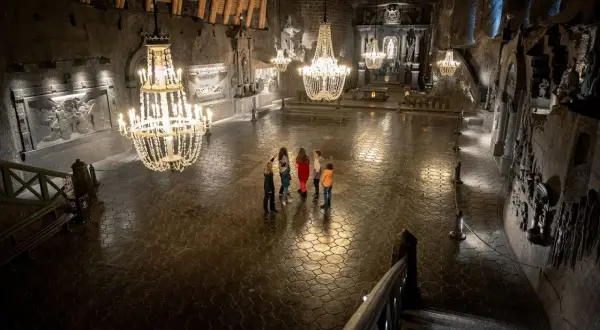 Grupa zwiedza Kaplicę św. Kingi w Kopalni Soli Wieliczka. Warto kupić kopalnia wieliczka bilety online.
