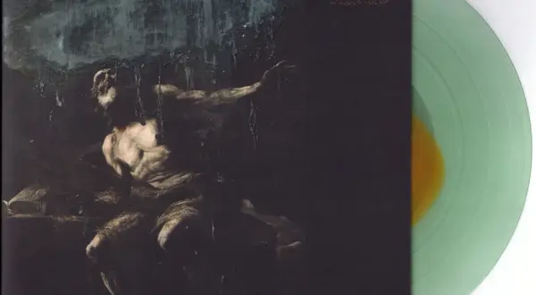 Mroczna okładka płyty winylowej z postacią w agonii, jakby mówiącą "i loved you at your darkest". Jasnozielony winyl z plamą pomarańczową.