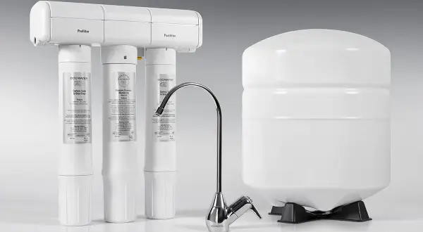 System odwróconej osmozy z filtrami, kranikiem i zbiornikiem.