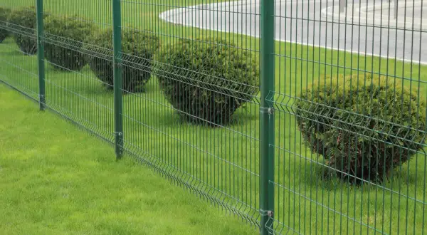 Ogrodzenie z Siatki: Z Podmurówką Czy Bez? Porównaj Opcje