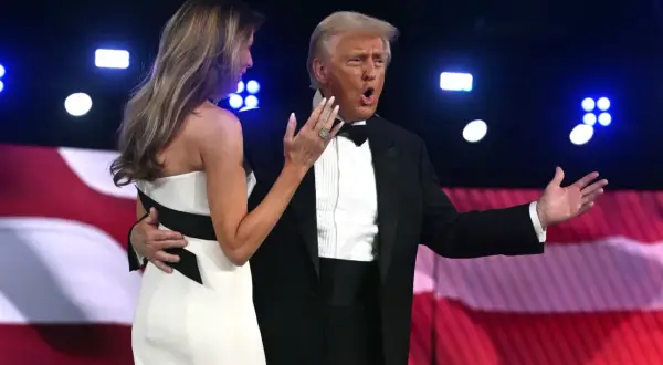 Donald Trump w smokingu, z żoną Melanią, na tle amerykańskiej flagi. Wiek Donalda Trumpa nie jest widoczny na zdjęciu.