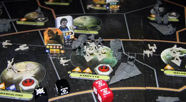 Bitwa na Kashyyyk w grze Star Wars. Darth Vader i jego wojska walczą z rebeliantami.