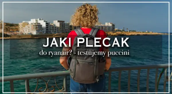 Kobieta z plecakiem Puccini nad morzem, zastanawia się, jaki plecak do Ryanair będzie najlepszy.