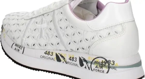 Sneaker bianca con traforature floreali, un modello di premiata calzature che unisce stile e comfort.