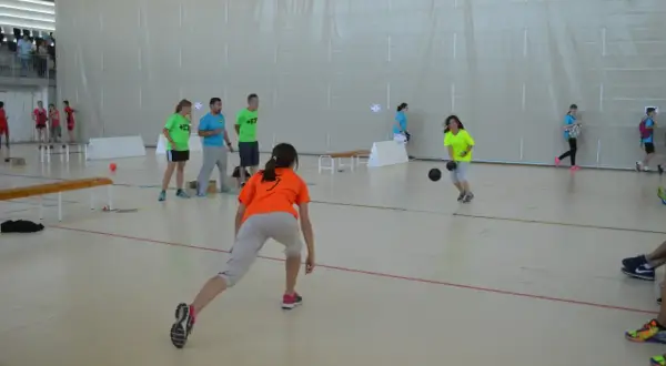 Niñas jugando a balón prisionero, usando el **visual thinking** para anticipar el movimiento de la pelota.