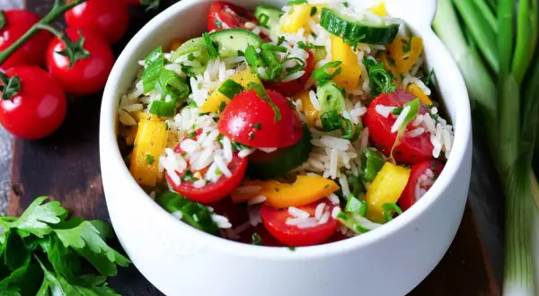 Frischer Reissalat mit Tomaten, Gurken und Paprika. Ein leichtes und gesundes reissalat rezept für den Sommer.