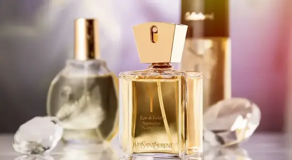 Złote flakony perfum Yves Saint Laurent i innych. Zastanawiasz się, gdzie wyrzucić flakon po perfumach? Szkło i plastik do odpowiednich pojemników.