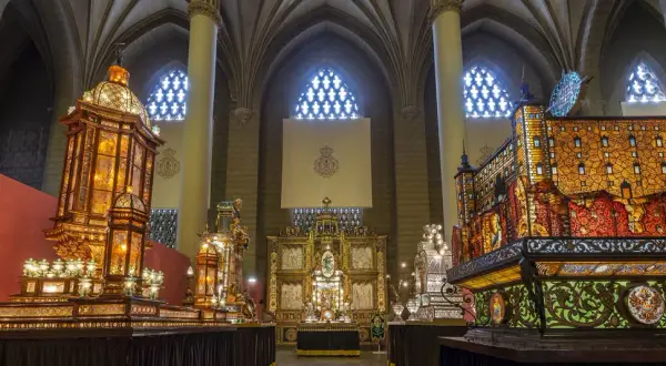Exhibición de pasos de Semana Santa en Zaragoza, con un impresionante rosario de cristal que ilumina la escena.