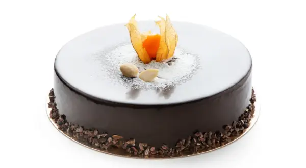 Torta rotonda con glassa fondente lucida, decorata con physalis, mandorle e granella di cacao.