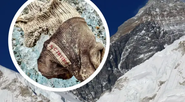 Ein vergilbter Handschuh mit der Aufschrift "A. Irvine" liegt auf Eis vor dem steilsten Berg der Welt, dem Mount Everest.