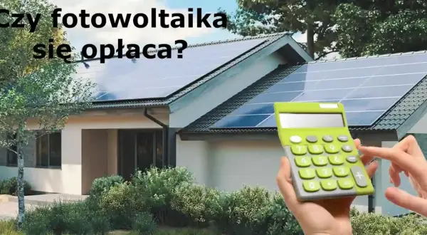 Dom z instalacją fotowoltaiczną na dachu. Obok kalkulator, sugerujący opłacalność inwestycji.