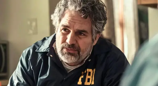 Mark Ruffalo w kurtce FBI, przypominający postać z jego filmów, seriali i programów.