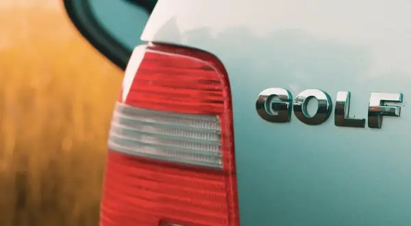 Tylna lampa i chromowane logo GOLF na jasnoniebieskim lakierze. Może czas na wymianę żarówki w golf 4 przód?