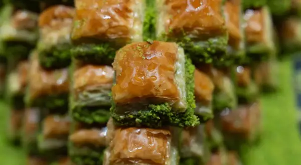 Słodka baklava, co to jest? Warstwy ciasta filo, orzechów i syropu. Pyszny deser.
