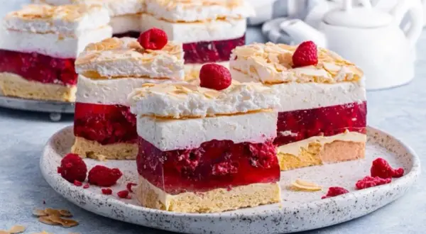 Przepis na ciasto malinowa chmurka z bezą, które zachwyci każdego