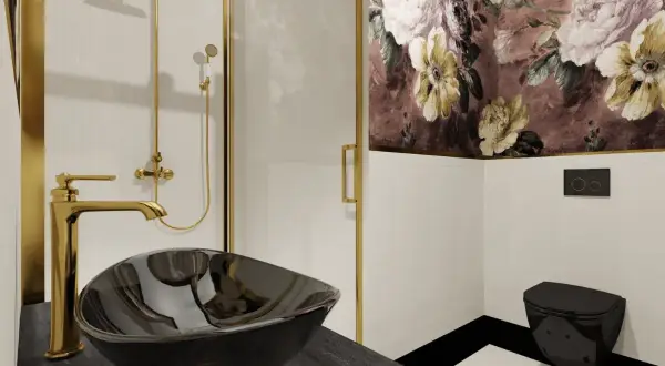 Elegancka łazienka glamour z czarną umywalką, złotą armaturą i tapetą w kwiaty.