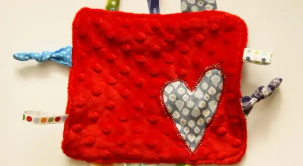 Uszyj metkowca sensorycznego: Bezpieczna przytulanka DIY krok po kroku.