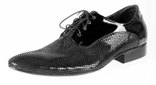 Buty skórzane bez zagnieceń? Odkryj sekrety trwałej elegancji!