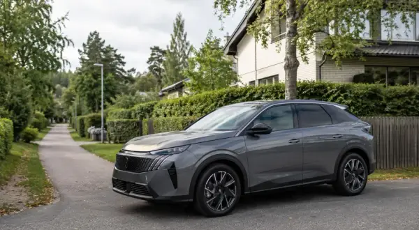 Grå Peugeot 3008 automat parkerad på en villagata. Kanske ett problem med automatlådan?