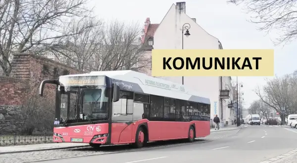 Autobus elektryczny linii K1 Krotoszyn-Ostrów Wlkp. na ulicy. Komunikat na żółtym tle.