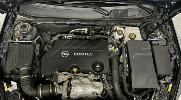 Silnik Opel Insignia 2.0 CDTI, gotowy do wymiany oleju. Widoczny system dolotowy i osłona Ecotec.