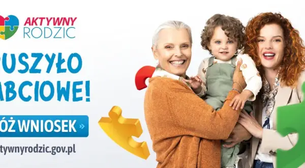 Uśmiechnięta rodzina: babcia, mama i dziecko. Hasło "Ruszyło babciowe!" zachęca do składania wniosków.
