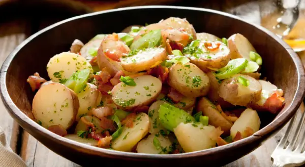 Herzhafter Kartoffelsalat mit Speck und Kräutern, ein tolles Rezept für jede Gelegenheit.