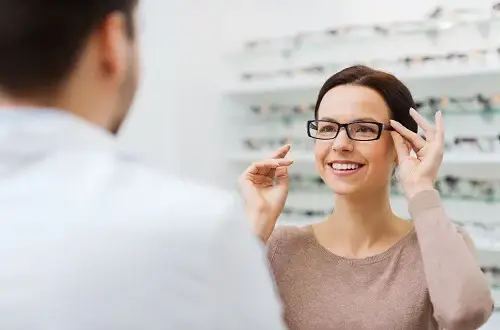 Okulista, optometrysta czy optyk? Kogo wybrać? Sprawdź!
