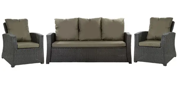 Divano e poltrone in rattan scuro con cuscini color oliva. Ideale per chi cerca idee su come rivestire un divano in rattan per un look moderno.