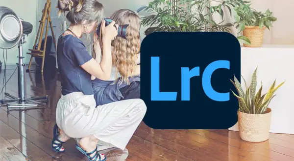 Fotografka robi zdjęcie. Obok logo LrC, które sugeruje darmowy Lightroom do edycji.