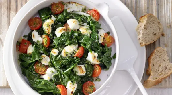 Gedünsteter Mangold mit Kirschtomaten und Mozzarella, eine köstliche Idee für Mangold Rezepte. Dazu knuspriges Brot.
