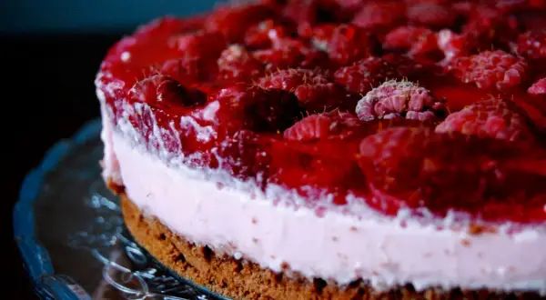 Pyszny tort z malinami i galaretką, idealny, gdy zastanawiasz się, jak ubić mascarpone z galaretką.