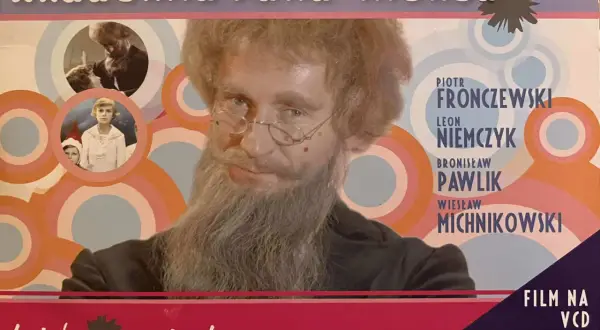 Piotr Fronczewski jako Pan Kleks w filmie "Akademia Pana Kleksa". Obok niego wizerunki dzieci i napisy.