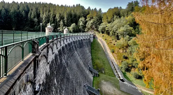 Die imposante Staumauer mit ihren Türmchen ist Teil der Solingen Route. Umgeben von dichtem Wald, bietet sie einen beeindruckenden Anblick.