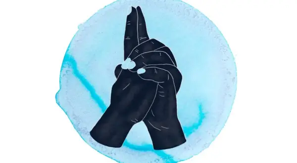 Manos entrelazadas formando el mudra del corazón, rodeadas por una acuarela azul.