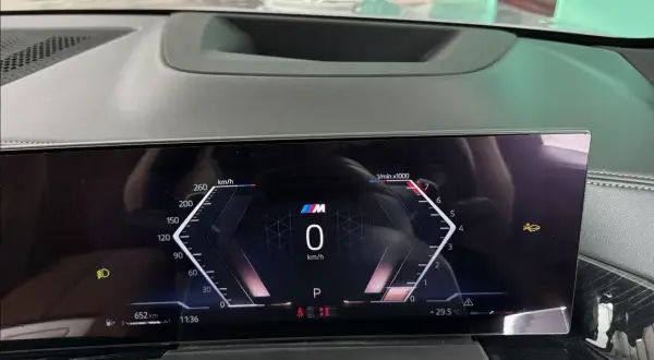 Cruscotto digitale con tachimetro, contagiri e icona di avviso di collisione anteriore attiva.
