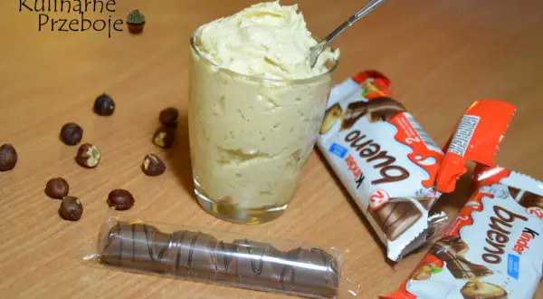Kremowy deser o smaku Kinder Bueno, obok orzechy i batoniki. Idealny dla łasuchów, którzy uwielbiają słodkości.